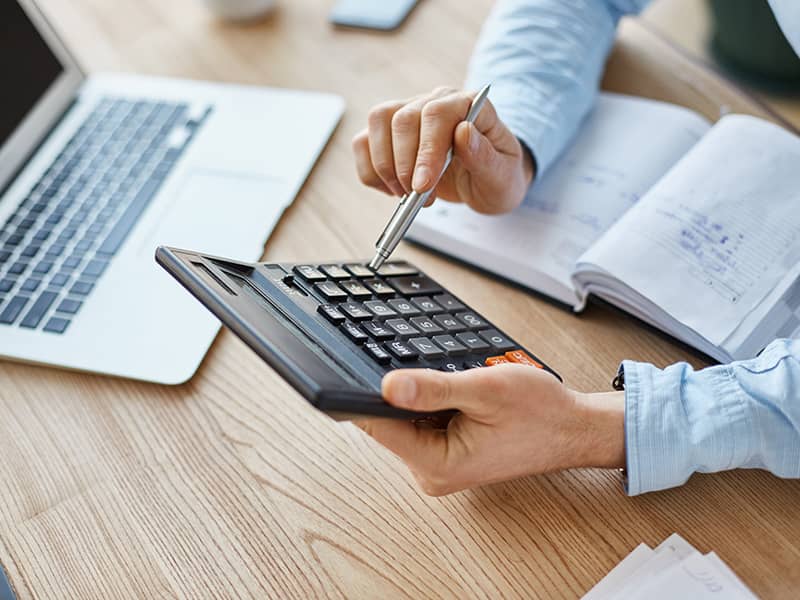 کارشناس امور مالی مالیاتی مشاوره وارائه خدمات مالی